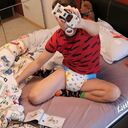 Was gibt es schöneres als gemütlich etwas Lego zu spielen. Schaut her, ich habe gerade den Lamborghini Countach aufgebaut. Wenn du mitspielen magst, musst du aber gewickelt sein, wir haben keine Zeit für Pausen. Mach dir keine Sorgen, auf die "Lets build" kannst du dich verlassen. Sie hält dich lange trocken. Nicht verraten ganz frisch ist meine jetzt auch nicht mehr, aber...🤫😇***Warum ich dieses Foto geschossen habe? Nun ja, ich fotografiere ganz gerne und es zeigt einige meiner Hobbys/Leidenschaften. Lego spielen macht mir immer noch mega viel Spaß und schon solange ich mich zurück erinnern kann faszinieren mich Autos und Windeln🙈