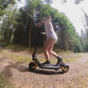 Da mache ich doch auch noch mit."Gut gechützt" mit meinem Kaabo Mantis durch den Wald scootern mit Kiddo Boddy und  tykables litle builders Windel (sieht man halt nur rausgucken an den beinen)Ps: natürlich trage ich zum fahren echte Schutzausrüstung, aber dann würde das Bild die Voraussetzungen nicht mehr erfüllen da man nen Artikel sehen muss (hier Body + tykables Windel)