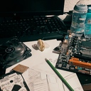Hier ein eher untypischeres Bild auf diesem Event:*Computerchaos*Gerade wegen viel Stress mit den Geschwistern, Arbeit und eigenen Hobbys ist es schwer am Abend abzuschalten. Da bleiben auch nicht viel Zeit, mal in die Windeln zu schlüpfen oder ein Mittagschläfchen zu halten. Das Bild zeigt eigentlich genau, was für ein Chaos im meinem Leben herrscht, weswegen ich umso dankbarer bin, auch mal alles stehen und liegen zu lassen und einfach zurückzufallen. Mein größten dank geht auch an S. der mir immer tatkräftig zur Seite steht und immer für mich da ist. ♥️U Mr. Flauschibäri x3.