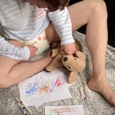 Das Bild zeigt mich bei einer meiner liebsten Beschäftigungen und zwar beim Malen mit meinem flauschigen Kiddo Pyjama und einer Little Builders von Tykables.Mit dabei ist natürlich mein Wuffi, der freut sich dann auch immer ganz doll auf die fertigen Kunstwerke. Manchmal wird dabei aber auch die Windel etwas verschönert, doch da bekomme ich irgendwie immer Ärger. Und, was denkt ihr, was ich da gemalt habe? :)