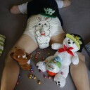 Liebes Dico-Team, zunächst mal Herzlichen Dank für diese innovative Idee mit der Windelparade, das bringt mal Frische, Spannung und Abwechslung hier rein. Es hat meine Phantasie angeregt und ich habe versucht, meine "Kreativität" auf ein Foto zu bringen.Das von mir nun auserwählte Foto zeigt mein Adult Baby mit der von mir kreierten Windel. Ganz brav und lieb liegt er auf dem Bauch und hört zu wie ich ihm vom Osterhasen erzähle. Der Osterhase formt Schokolade zu Eiern, und in manchen packt er eine Überraschung zum Spielen mit rein, dann verpackt er diese in Folie, große und kleine, diese bringt er dann zu Ostern und versteckt sie für die kleinen Windelträger. Wenn man lieb ist, findet man ein großes Ei, wenn nicht wohl ein kleines......mittlerweile ist er eingeschlafen und träumt, das er auf seiner Suche ein ganz ganz großes Ei findet und das da eine Schatzkiste zum Spielen drin ist...Ich wünsche euch allen hiermit einen schönen Ausklang vom Osterfest und vielleicht bis zur nächsten Parade?Grüsschen Andrea