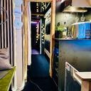 Der Event Bus mit Lounge, Wickelmöglichkeit, Bar für Kaffee und alkoholfreie Getränke.24.05.2025 beim Lagerverkauf in Lichtenfels