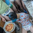 Hier auch nochmal die Info:Es wird frische Pizza käuflich zu erwerben geben.Entweder Salami, Schinken oder Margherita. Jedoch in einem 2h Rahmen.Weiterhin wird es auch frische Pommes geben, diese jedoch über den ganzen Abend. Bezahlung wird mit Karte oder auch bar möglich sein.Getränke sind komplett im Preis inbegriffen, bis auf teure Getränke (z.B. Champagner)