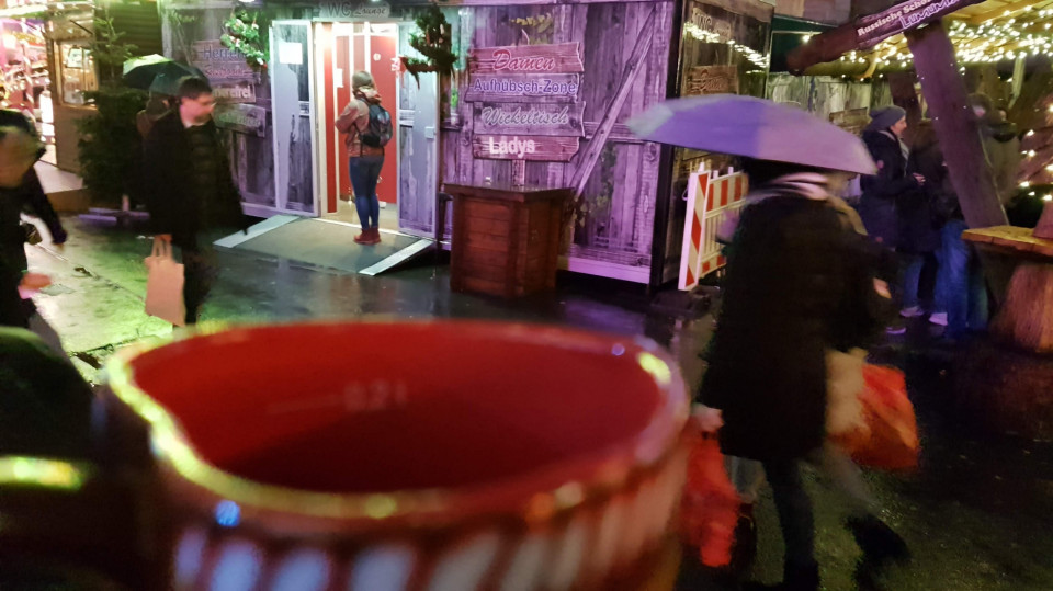 Es waren 13 Teilnehmer/innen da. Davon zwei neue Gesichter.<br />Ich hoffe, diejenigen, die leider absagen mussten, nächstes Jahr dafür wieder zu sehen ;)<br />Auch wenn sie gute Gründe hatten hihi.<br /><br />Hat noch wer schönes Fotos?<br />War auf jeden Fall ein schönes buntes und nasses und festliches Erlebnis :D
