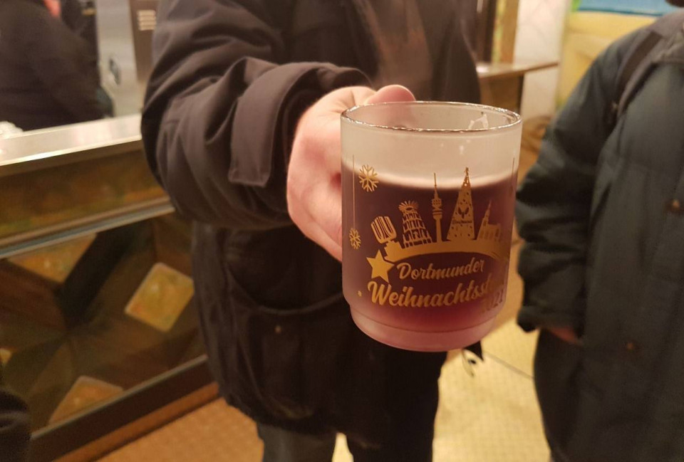 Das Wetter hat mitgespielt, es gab kein Gedränge und alle hatten Spaß. Schön, das so etwas zum Jahresabschluss möglich war.  Wir sind zu zwölft, auch mit einigen neuen Gesichtern, durch die Dortmunder Innenstadt über den "ganzen" Markt gelaufen. Viele Buden von den Vorjahren waren wieder da, so z.B. Perlsacktiere und der Met-Stand :D Meine persönlichen Highlights.😋