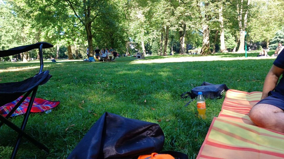 Heute sind wir im Westpark Grillen gewesen. Wetter war meeega und der eine Grill den wir dabei hatten war auch ein super Teil.Musik hatten wir ebenfalls genug von unseren Nachbarn abbekommen, zum Glück nicht zu viel. Eigentlich ist Musik machen im Park auch untersagt gewesen in der Vergangenheit.