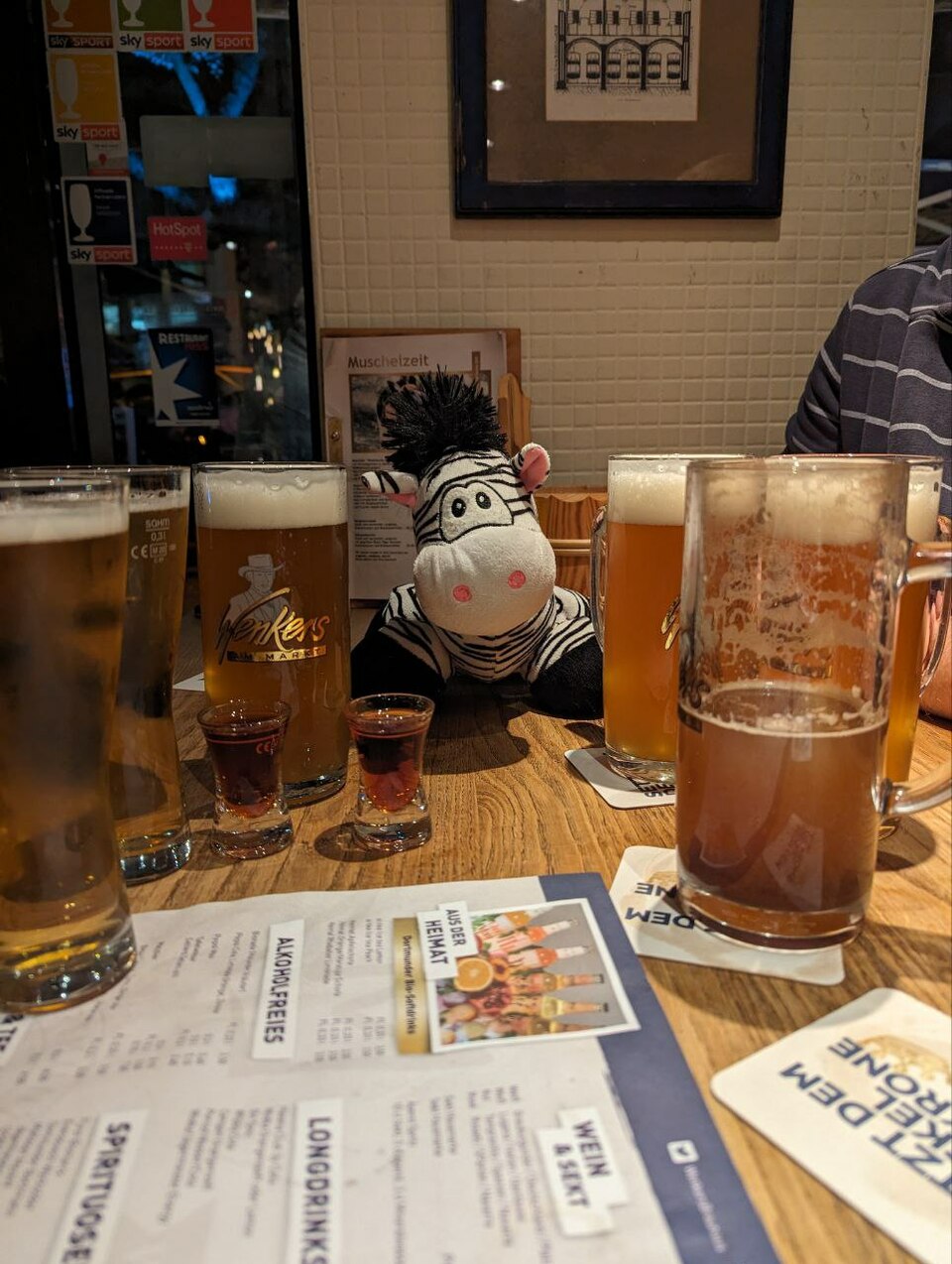 Waren 12 Leute gestern. Anschließend gingen wir zu 6t noch weiter in eine nahe gelegene BVB Kneipe für ein paar Bierchen.Das Zebra war auch da noch mit dabei 3🤩Die kommenden 2 Termine stehen fest.Die Weihnachtsmarkt-Umfrage läuft in der Telegramgruppe.Und es wird überlegt, wieder zum 2ten Samstag im Monat zurückzukehren 2024!