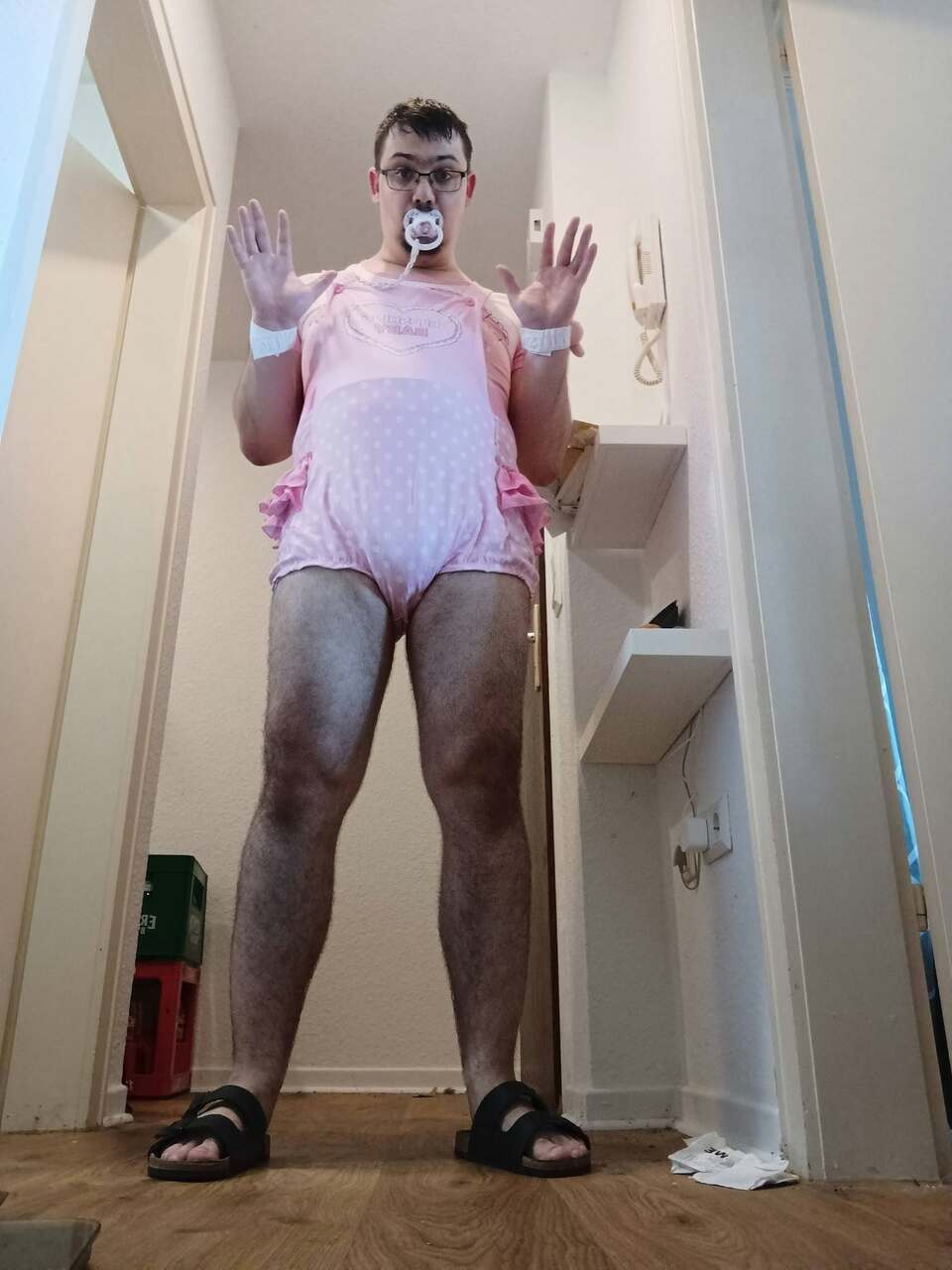 Hi zusammen ich bin Luna männlich 28 Jahre und komme aus Worms. Ich bin noch recht frisch in der ABDL scene aber ich suche eine langfristige Mami für mich. Als klein Luna bin ich ca. 5 jahre alt und wenn ich nicht gerade arbeite Trage ich eigendlich die ganze zeit Windeln. Meine Mami sollte nicht nur online sein, bin aber voll ok damit wenn wir so starten. In meiner Freizeit lese ich gerne Mangas, schaue Animes und Zocke. Mamis die Interesse habe können mich gerne jederzeit anschreiben.
