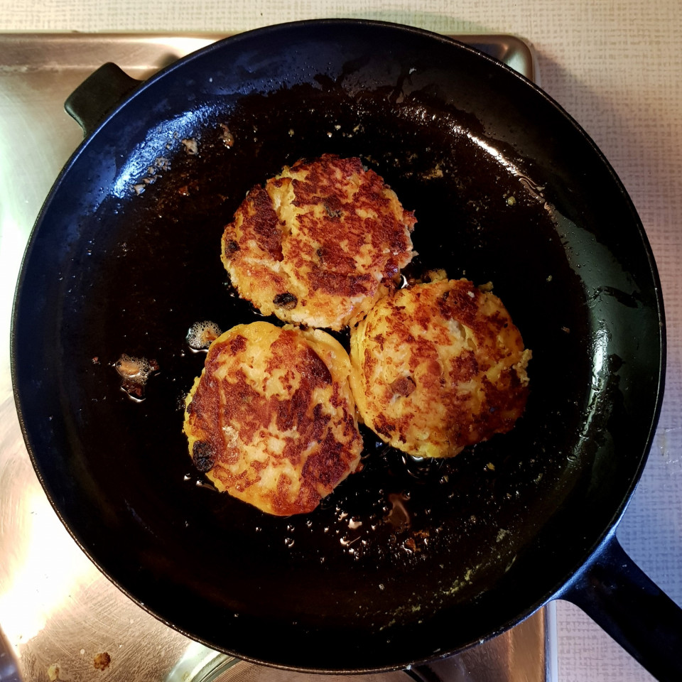 Sächsische Quarkkeulchen nach Omas Rezept•	500 g Pellkartoffeln (am Vortag gekocht)•	250 g Quark•	75 g Mehl•	50 g Zucker•	1 Prise Salz•	1 Esslöffel Rosinen•	1 Esslöffel gehackte Mandeln•	1 Esslöffel geriebene Mandeln•	1 Teelöffel gerieben Zitronenschale•	3 EierDie Pellkartoffeln zerstampfen und mit allen anderen Zutaten so vermischen, dass ein gut formbarer Teig entsteht (evtl. etwas mehr Mehl zugeben).Den Teig wenigstens eine halbe Stunde kühl stellen.Anschließend mit nassen Händen Teigkugeln formen und in der Pfanne platt drücken.Mit Butterschmalz bei mittlerer und später weiter reduzierter Hitze langsam goldbraun ausbacken.Die Quarkkeulchen werden mit Zucker und Zimt bestreut und traditionell zusammen mit Apfelmus serviert.