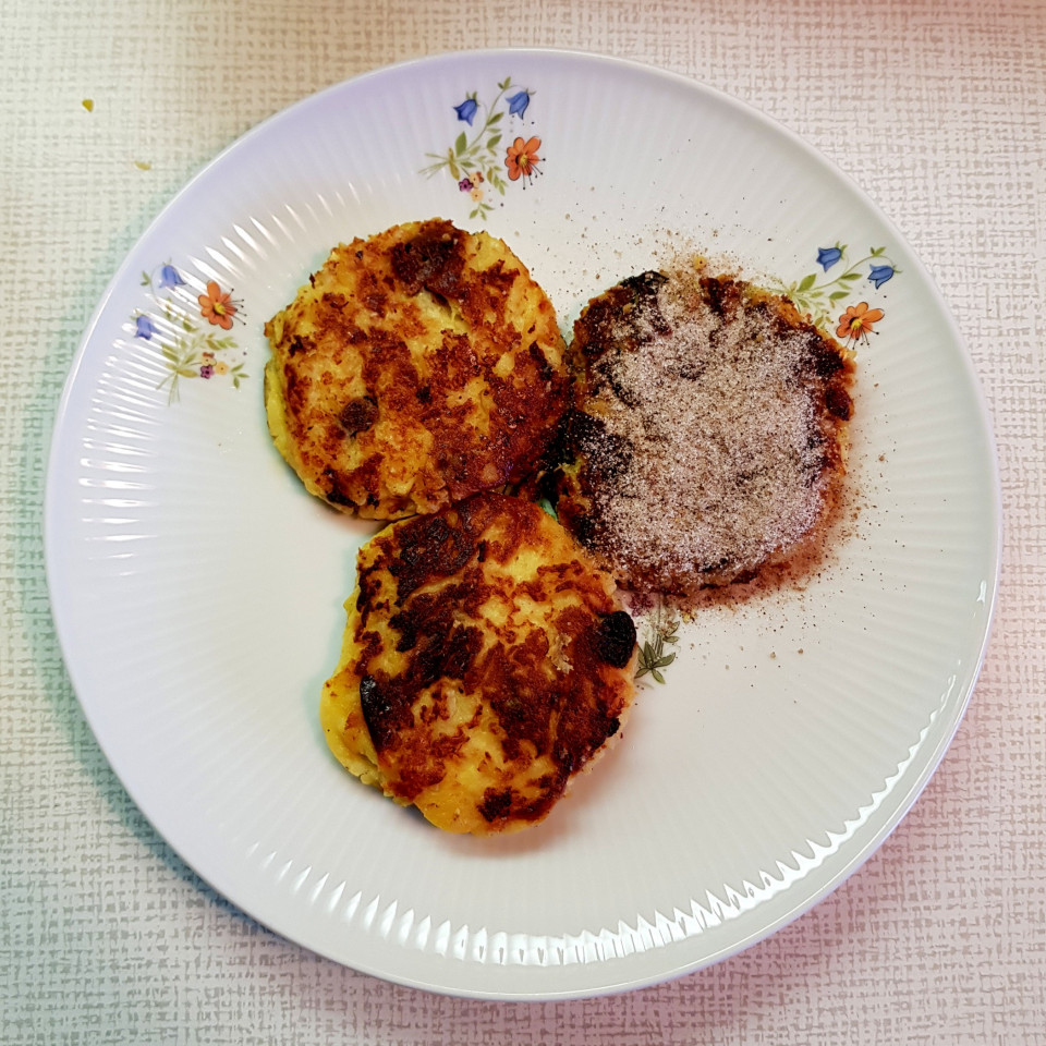 Sächsische Quarkkeulchen nach Omas Rezept•	500 g Pellkartoffeln (am Vortag gekocht)•	250 g Quark•	75 g Mehl•	50 g Zucker•	1 Prise Salz•	1 Esslöffel Rosinen•	1 Esslöffel gehackte Mandeln•	1 Esslöffel geriebene Mandeln•	1 Teelöffel gerieben Zitronenschale•	3 EierDie Pellkartoffeln zerstampfen und mit allen anderen Zutaten so vermischen, dass ein gut formbarer Teig entsteht (evtl. etwas mehr Mehl zugeben).Den Teig wenigstens eine halbe Stunde kühl stellen.Anschließend mit nassen Händen Teigkugeln formen und in der Pfanne platt drücken.Mit Butterschmalz bei mittlerer und später weiter reduzierter Hitze langsam goldbraun ausbacken.Die Quarkkeulchen werden mit Zucker und Zimt bestreut und traditionell zusammen mit Apfelmus serviert.