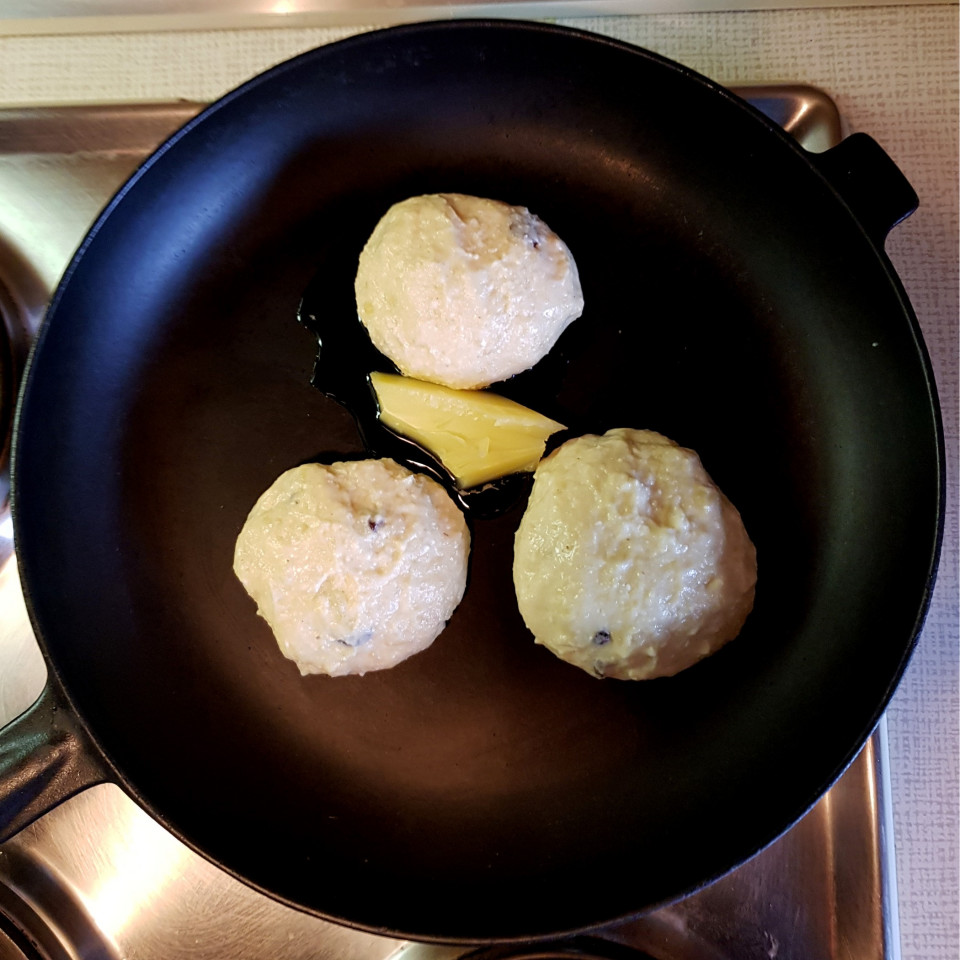 Sächsische Quarkkeulchen nach Omas Rezept•	500 g Pellkartoffeln (am Vortag gekocht)•	250 g Quark•	75 g Mehl•	50 g Zucker•	1 Prise Salz•	1 Esslöffel Rosinen•	1 Esslöffel gehackte Mandeln•	1 Esslöffel geriebene Mandeln•	1 Teelöffel gerieben Zitronenschale•	3 EierDie Pellkartoffeln zerstampfen und mit allen anderen Zutaten so vermischen, dass ein gut formbarer Teig entsteht (evtl. etwas mehr Mehl zugeben).Den Teig wenigstens eine halbe Stunde kühl stellen.Anschließend mit nassen Händen Teigkugeln formen und in der Pfanne platt drücken.Mit Butterschmalz bei mittlerer und später weiter reduzierter Hitze langsam goldbraun ausbacken.Die Quarkkeulchen werden mit Zucker und Zimt bestreut und traditionell zusammen mit Apfelmus serviert.