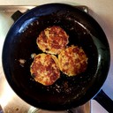 Sächsische Quarkkeulchen nach Omas Rezept•	500 g Pellkartoffeln (am Vortag gekocht)•	250 g Quark•	75 g Mehl•	50 g Zucker•	1 Prise Salz•	1 Esslöffel Rosinen•	1 Esslöffel gehackte Mandeln•	1 Esslöffel geriebene Mandeln•	1 Teelöffel gerieben Zitronenschale•	3 EierDie Pellkartoffeln zerstampfen und mit allen anderen Zutaten so vermischen, dass ein gut formbarer Teig entsteht (evtl. etwas mehr Mehl zugeben).Den Teig wenigstens eine halbe Stunde kühl stellen.Anschließend mit nassen Händen Teigkugeln formen und in der Pfanne platt drücken.Mit Butterschmalz bei mittlerer und später weiter reduzierter Hitze langsam goldbraun ausbacken.Die Quarkkeulchen werden mit Zucker und Zimt bestreut und traditionell zusammen mit Apfelmus serviert.