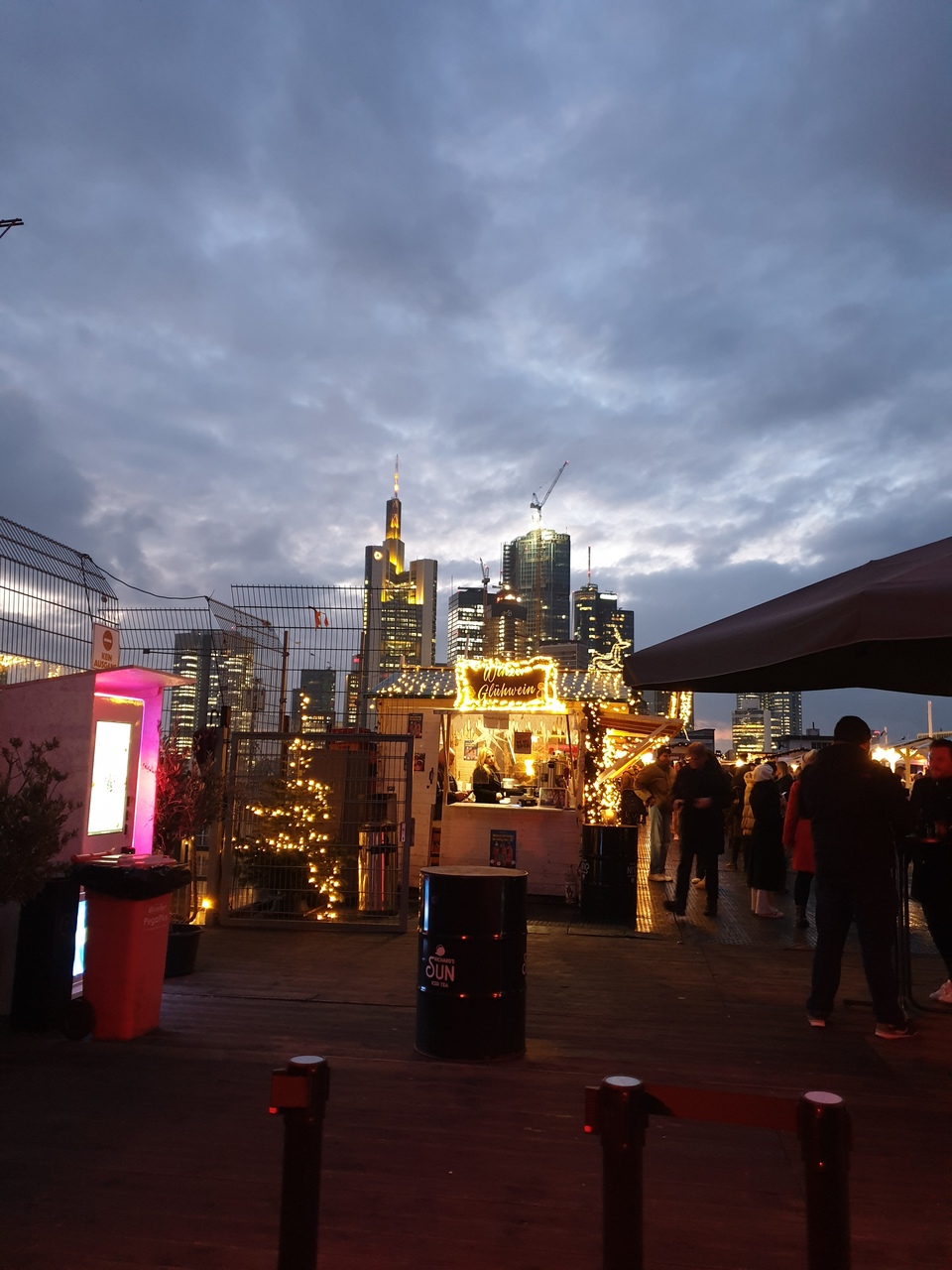 Wir hatten gestern einen sehr schönen Stammtisch mit 7 Teilnehmern in Frankfurt. Diesmal waren sogar die Frauen mit 4 Windelträgerinnen stärker als sonst vertreten.Vielen lieben Dank noch einmal an PitschPatschNass für die Auswahl dieser tollen Location mit bestem Blick auf die