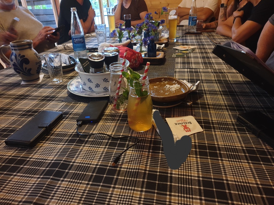 Gestern am Windelträgertreffen in Frankfurt. Diesmal mit 20 Gästen, wovon allein 5 "Windelpaare" mit von der "Party" waren.Selbst unser Stammtisch-Maskottchen Finchen ist nicht lange alleine geblieben, sie hat einfach ihren Besuch aus Dresden mitgebracht...
