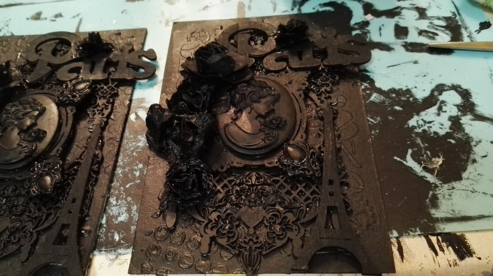 Schwarz .... Schwarz .... Schwarz und noch mal Schwarz. Mein Schwarzes Gesso war danach leer.Aber wenn man dann die einzelnen Elemente mit Metallwachs wieder rausholt .... hach ... das is .... tollig 3
