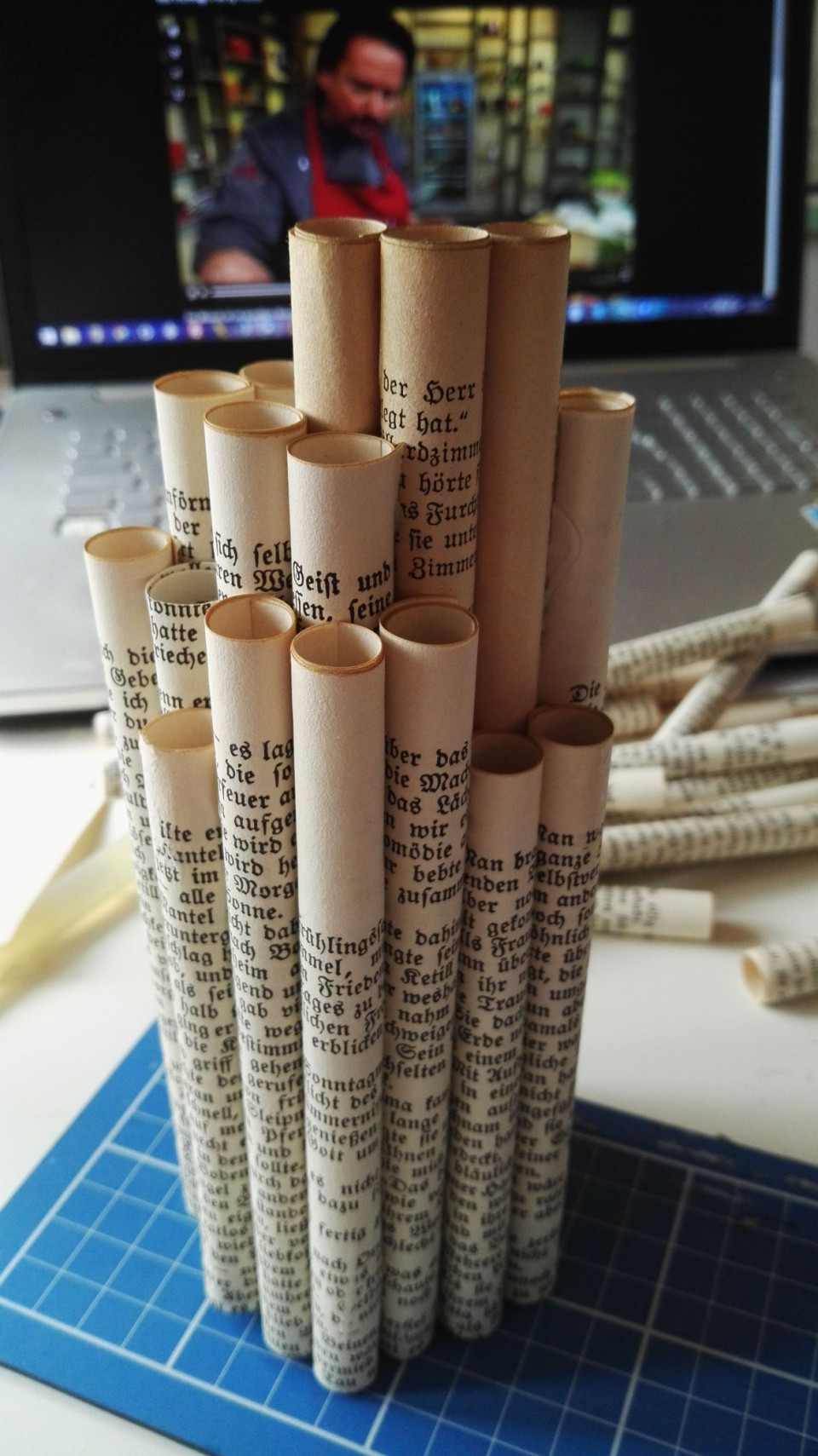Wer sagt, das man Bücher nur lesen kann ;) Man schnappt sich paar Buchseiten, Rollt diese zusammen und formt dann einen Turm. Das ganze mit Bändern fixieren, paar Blümchen und anderen Schnickeldi draufkleben und ... fertig ;)
