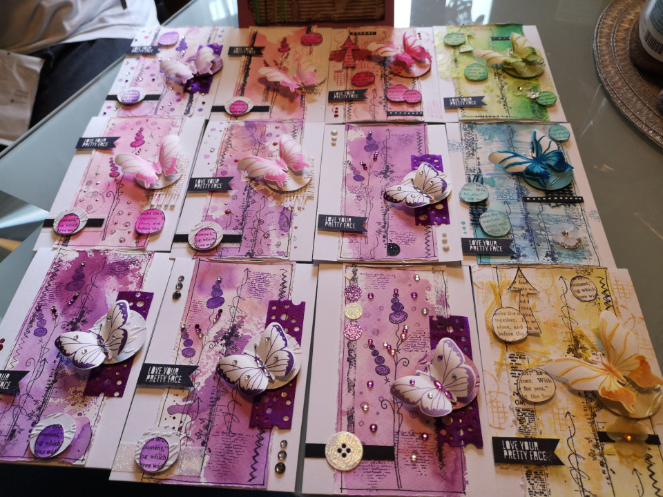 Ich liebe Mixed Media 3 Da ich voriges Jahr nicht im Urlaub war, habe ich mich an meinen Basteltisch gesetzt und einfach mal die Finger und meine Kreativität fliegen lassen. Rausgekommen sind dann diese tollen Karten 3Diese sind auch recht aufwendig, da jede ein Unikat ist. Jeder Hintergrund ist anders und auch die eigentliche Gestaltung, denn jede hat andere Teile aufgeklebt bekommen.