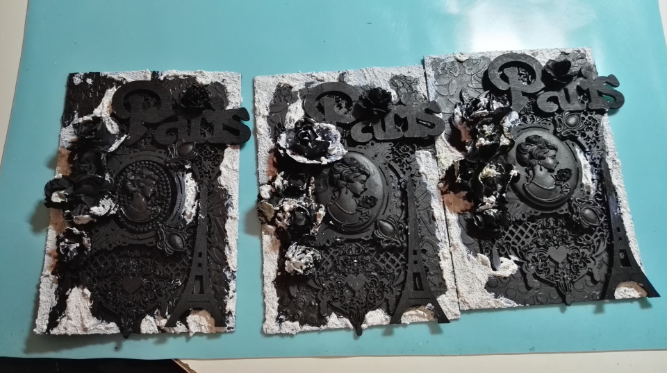 Schwarz .... Schwarz .... Schwarz und noch mal Schwarz. Mein Schwarzes Gesso war danach leer.Aber wenn man dann die einzelnen Elemente mit Metallwachs wieder rausholt .... hach ... das is .... tollig 3