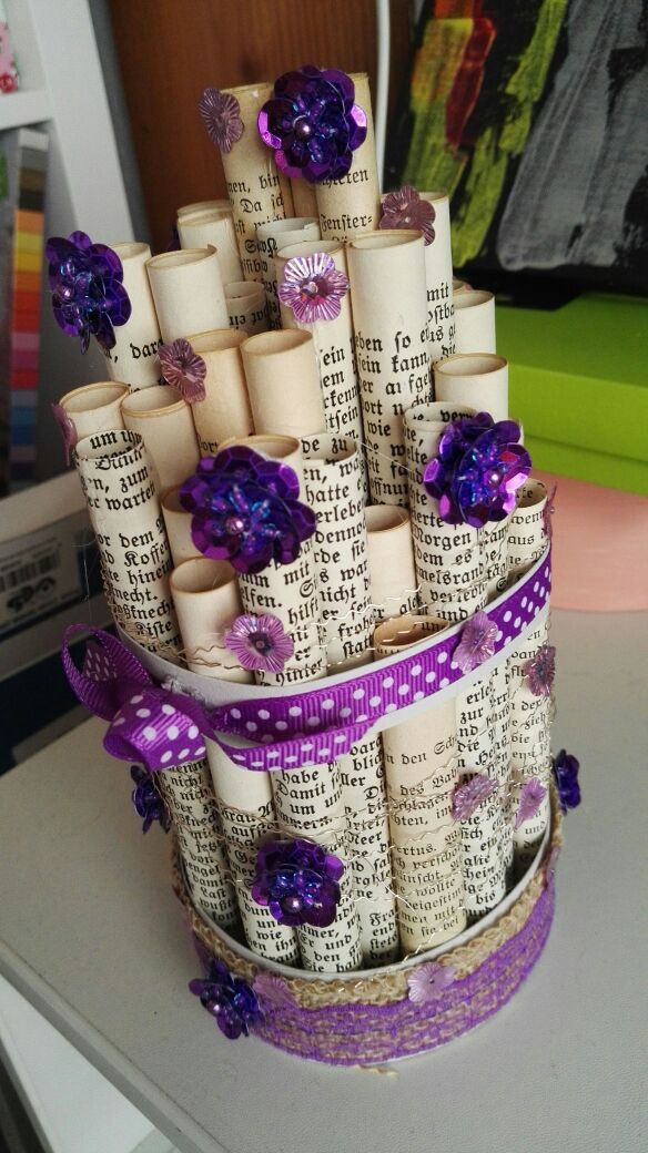 Wer sagt, das man Bücher nur lesen kann ;) Man schnappt sich paar Buchseiten, Rollt diese zusammen und formt dann einen Turm. Das ganze mit Bändern fixieren, paar Blümchen und anderen Schnickeldi draufkleben und ... fertig ;)
