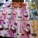 Ich liebe Mixed Media 3 Da ich voriges Jahr nicht im Urlaub war, habe ich mich an meinen Basteltisch gesetzt und einfach mal die Finger und meine Kreativität fliegen lassen. Rausgekommen sind dann diese tollen Karten 3Diese sind auch recht aufwendig, da jede ein Unikat ist. Jeder Hintergrund ist anders und auch die eigentliche Gestaltung, denn jede hat andere Teile aufgeklebt bekommen.