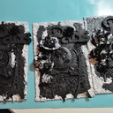 Schwarz .... Schwarz .... Schwarz und noch mal Schwarz. Mein Schwarzes Gesso war danach leer.Aber wenn man dann die einzelnen Elemente mit Metallwachs wieder rausholt .... hach ... das is .... tollig 3
