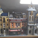 Meine Stadt aus Klemmbausteinen wächst langsam weiter. Die abendliche Beleuchtung über eine Zeitschaltuhr gesteuert gibt eine richtig tolle Kulisse ab.