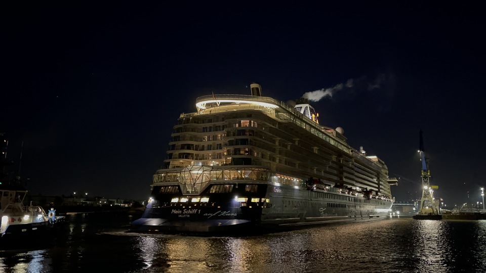 Am frühen Freitagmorgen ist auch die Mein Schiff 1 in Hamburg eingelaufen sie ist nun im Blohm und Voss Dock Elbe 17 zur Schönheitskur und für ihre Klasse(SchiffsTÜV). Mit welcher Reederei seit ihr bisher unterwegs gewesen? (Ich Mein Schiff und MSC)