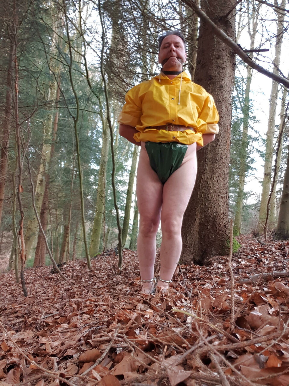 Hallo, ich bin sehr devot und lasse mich gerne so in Plastikwindeln und PVC Kleid draussen fesseln und...