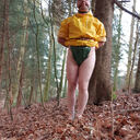 Hallo, ich bin sehr devot und lasse mich gerne so in Plastikwindeln und PVC Kleid draussen fesseln und...