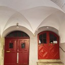 Geschwister in dunkelrot