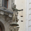 Görlitzer Rathaustreppe von 1591 .Die einzigste Justizia ohne Augenbinde ,sie sollte mit offenen Augen Urteilen