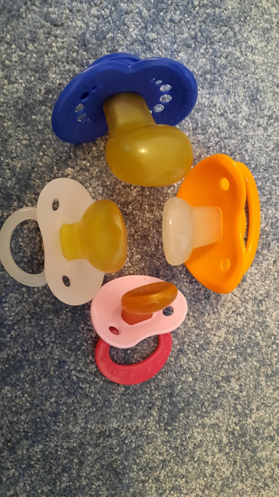 Welcher gefällt euch am Besten? Blau,rosa,weiss oder Orange?