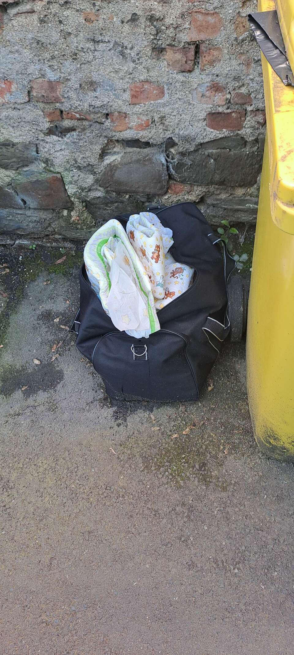 Wenn man sein Beruf als Paketzusteller nach geht und man sowas sieht..Trauriger moment 😂