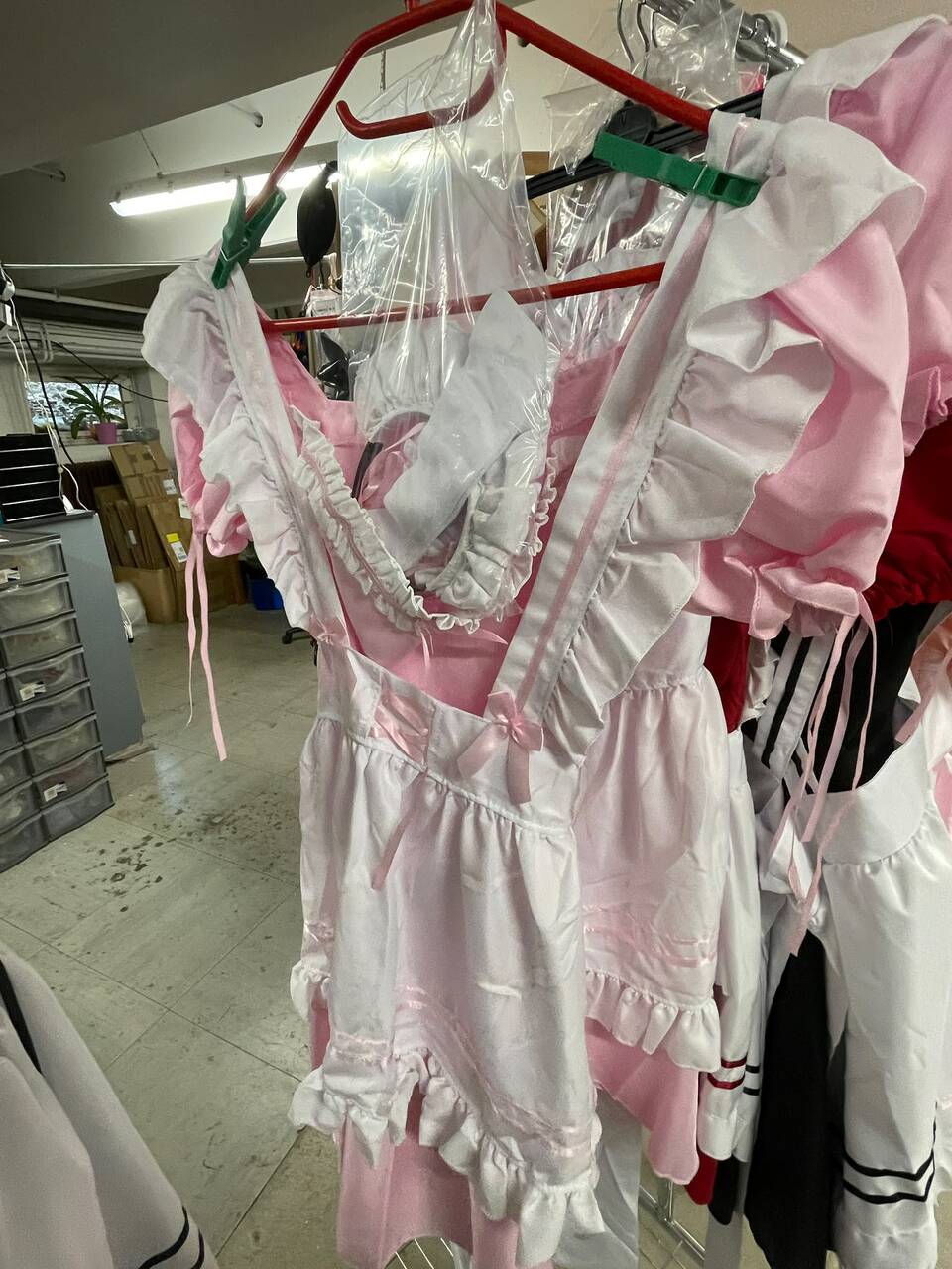 Gerade die Info bekommen, verschiedene Sissy Kleider zum Schnäppchen für 25€ Gr S/M und ein paar in Gr L und XL Beim Ab-versand