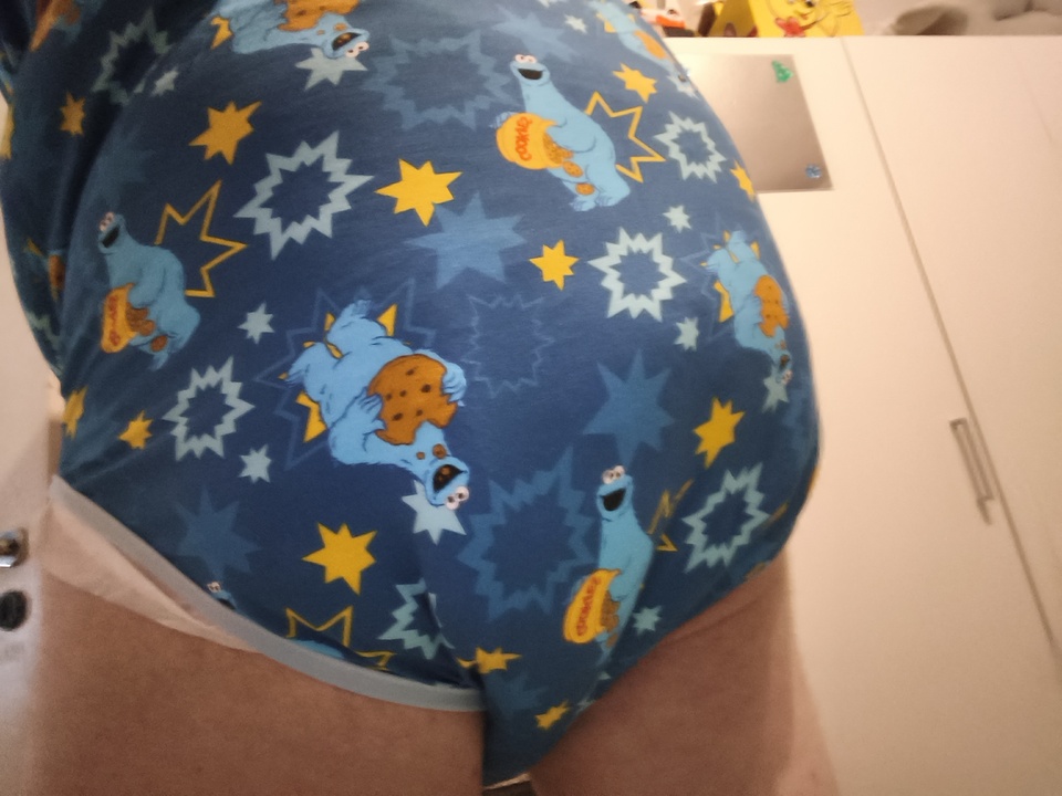 Hi ihr lieben, ich möchte auch gerne meinen neuen Body zeigen. Haben ihn beim Ab-versand anfertigen lassen. Ich bin Fan vom Krümelmonster. Als nächstes lasse ich einen Body mit Dumbo Motiv machen.