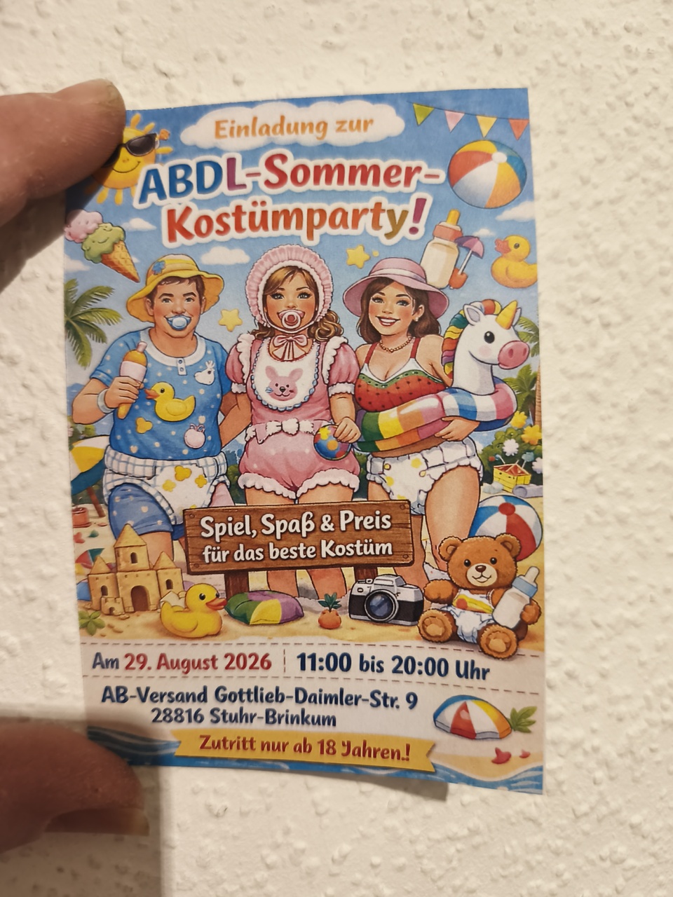 Ich war heute morgen beim Ab+Versand. Die ABDL Sommer Kostüm Party findet statt am 29.08.26. Meine Verlobte und ich werden auch da sein. Wir freuen uns schon drauf. Wer Lust und Zeit hat sollte kommen. Das beste Kostüm gewinnt etwas nur was weiß ich nicht. Grüße vom Windelboy Bremen und dem Ab-Versand Team