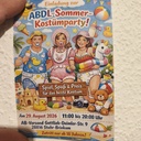 Ich war heute morgen beim Ab+Versand. Die ABDL Sommer Kostüm Party findet statt am 29.08.26. Meine Verlobte und ich werden auch da sein. Wir freuen uns schon drauf. Wer Lust und Zeit hat sollte kommen. Das beste Kostüm gewinnt etwas nur was weiß ich nicht. Grüße vom Windelboy Bremen und dem Ab-Versand Team