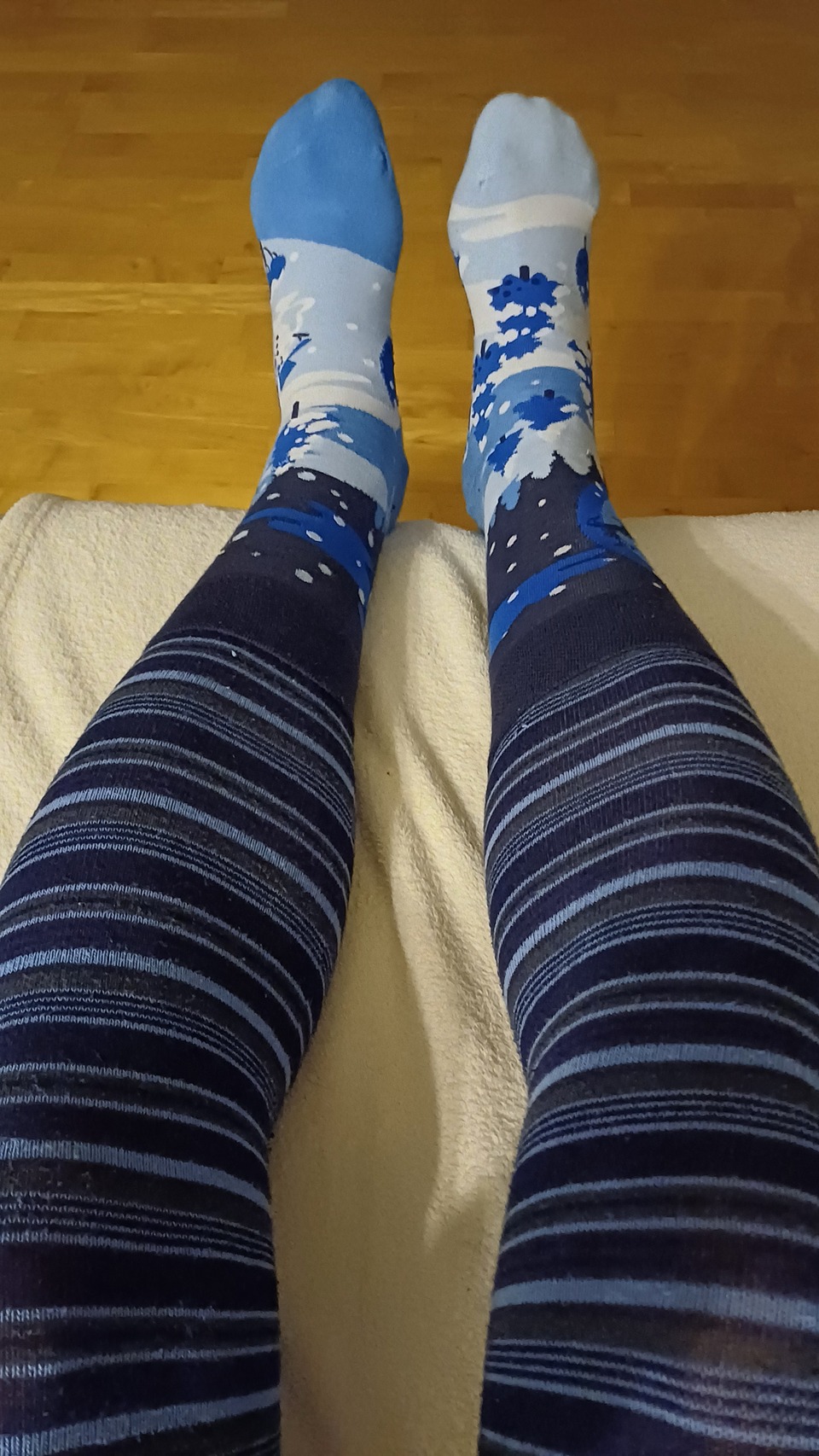 Ich war gestern am Weihnachtsmarkt und ohne einer Strickstrumpfhose gehe ich bei der Kälte nicht hin. Damit die Füße auch wirklich warm bleiben habe ich noch meine Lieblings-Wintersocken angezogen.
