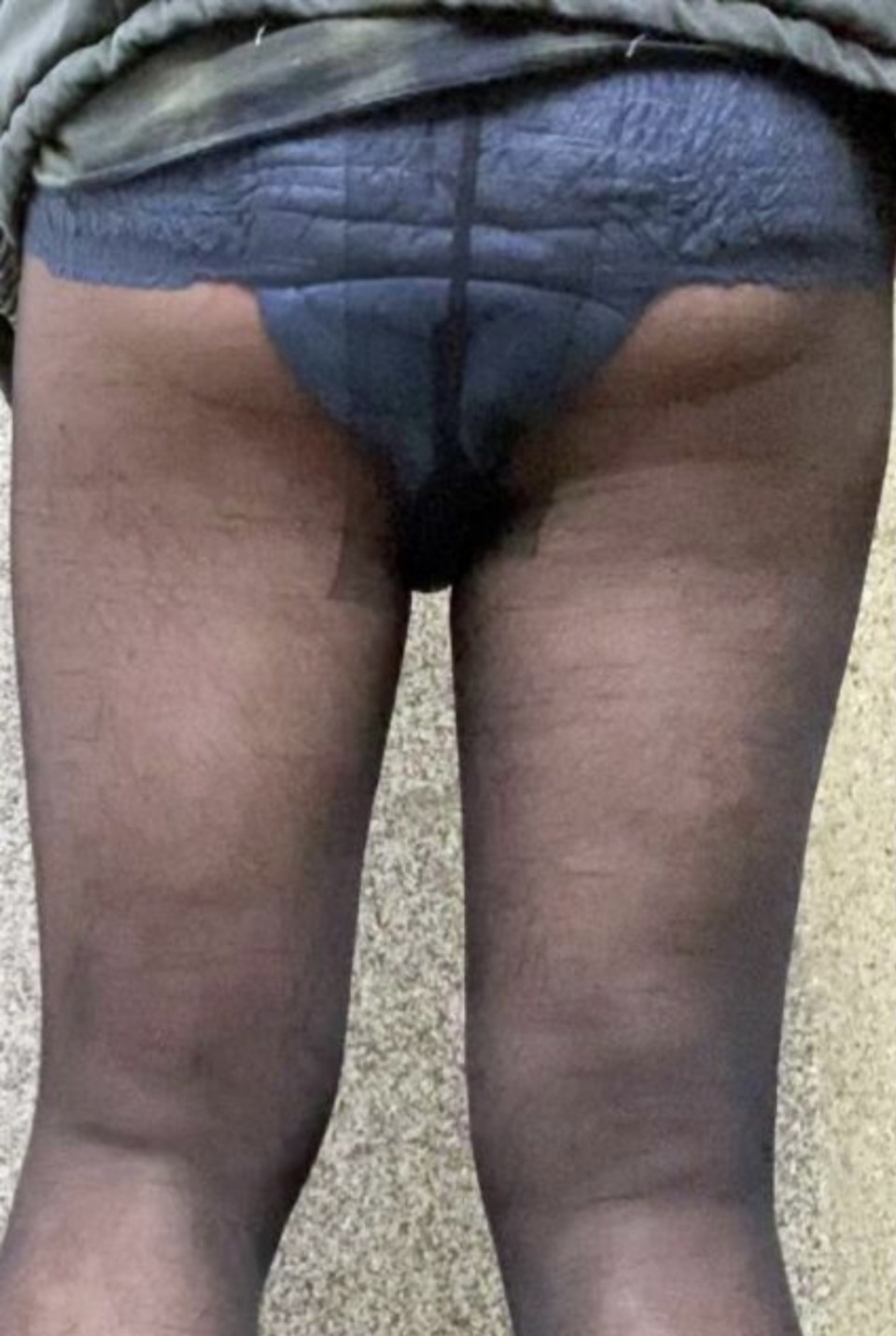 Im Winter trage ich super gern eine SSH darüber, im Sommer zu Hause manchmal Nylons.