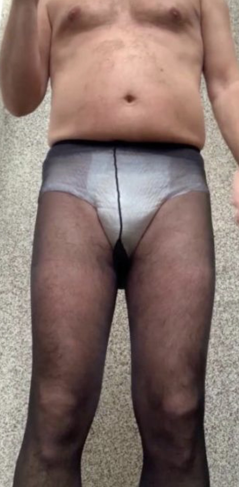 Im Winter trage ich super gern eine SSH darüber, im Sommer zu Hause manchmal Nylons.