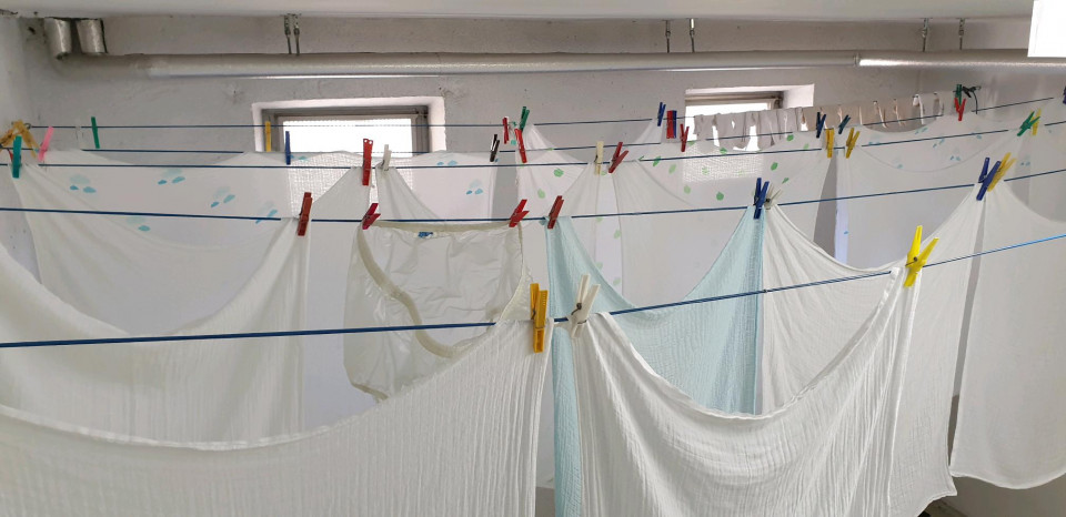 Meine Windelwäsche hängt im Winter leider im Keller aber diese mal habe ich auch eine Windhose dazwischen aufgehangen und es hing noch fremde Wäsche der Nachbarin darin.