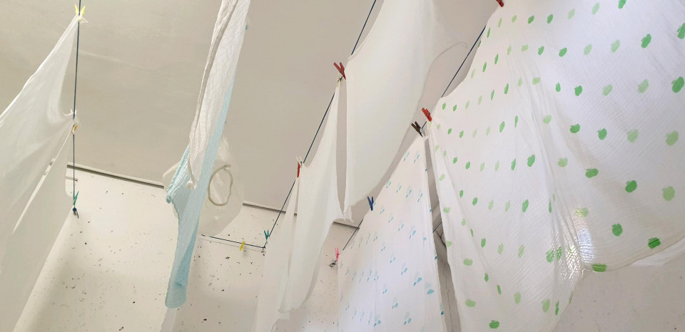 Meine Windelwäsche hängt im Winter leider im Keller aber diese mal habe ich auch eine Windhose dazwischen aufgehangen und es hing noch fremde Wäsche der Nachbarin darin.