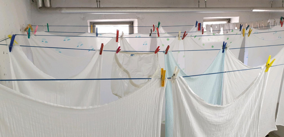 Meine Windelwäsche hängt im Winter leider im Keller aber diese mal habe ich auch eine Windhose dazwischen aufgehangen und es hing noch fremde Wäsche der Nachbarin darin.