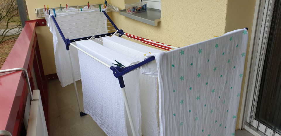Die großen Windeltücher muss man leider immer doppelt hängen sonst geht es nicht auf den Balkon. Erst im Sommer ist es wieder besser