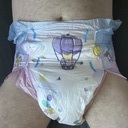 Meine neuen Wunderschönen Windeln. Total Baby mäßig. Sie haben eine durchsichtige Folie so das man den Saugkern direkt sieht und sie riechen stark so ähnlich wie Baby Puder man riecht sie sogar wenn sie um den PoPo drum sind 🍼.