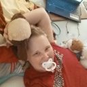 Daddy ist außer Haus und Baby macht es sich im Bett bequem
