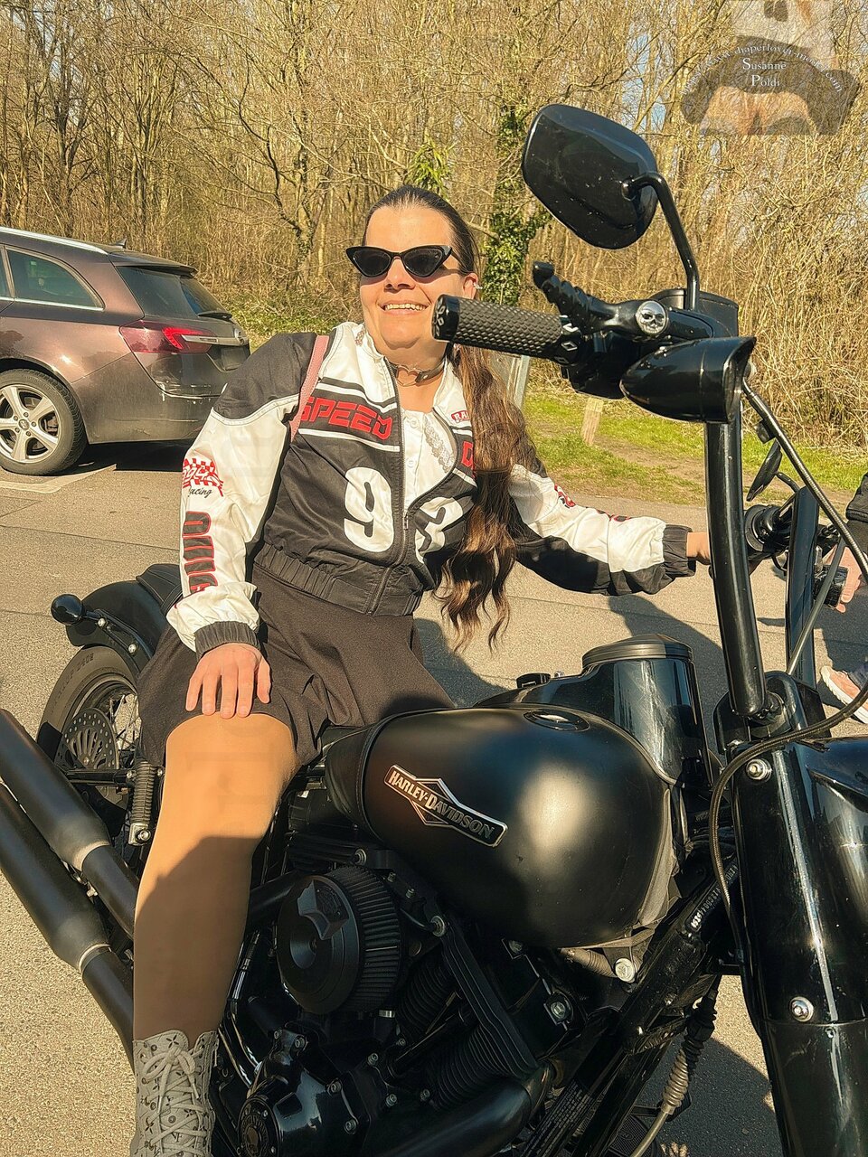 Heute haben wir Fotomanns zweite Freundin aus dem Winterschlaf geweckt – und sie war sofort hellwach! 😍🏍️ Natürlich hat sie direkt mal die ganze Nachbarschaft aufgeweckt. 😆✨ Zwar kann ich sie nicht selbst fahren, aber ich sehe verdammt gut darauf aus, oder was meint ihr? 😉🔥 Dieses Jahr gibt es auf jeden Fall richtig coole Bilder, das verspreche ich euch! 📸✨