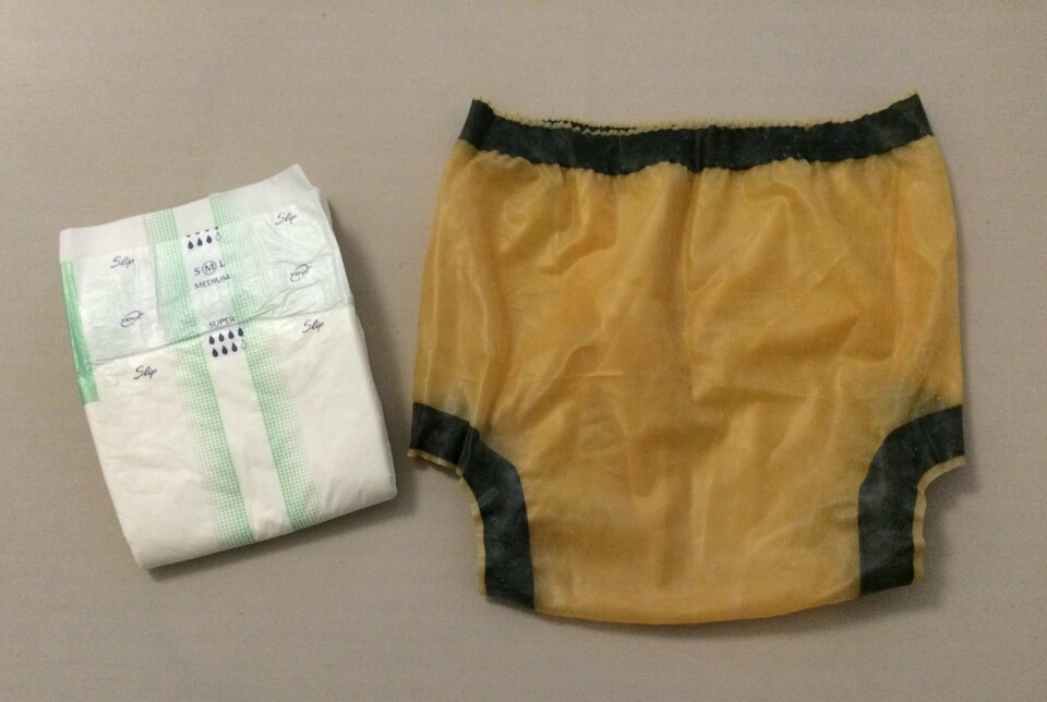 Meine erste Latexgummihose auch ein super Tragegefühl mit einer Pampers