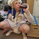 Funkenmariechen Bettina - muss trinken - jede Stunde 5dl - Mama passt auf oder gibt die Nuckelflasche gleich selber.